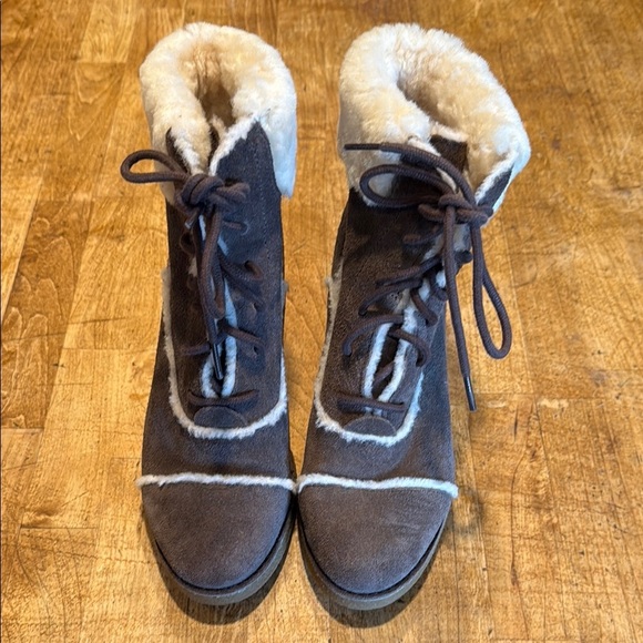 UGG heeled boots - Picture 1 of 6